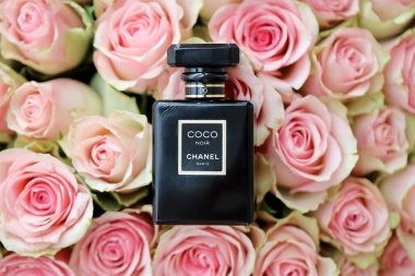 KHARKIV, UKRAINE - 2 Ocak 2021 Chanel 'in Coco Noir şişesi, 1910 yılında Paris' te Coco Chanel tarafından kurulan bir Fransız lüks moda evi.