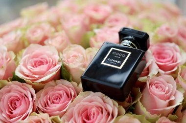 KHARKIV, UKRAINE - 2 Ocak 2021 Chanel 'in Coco Noir şişesi, 1910 yılında Paris' te Coco Chanel tarafından kurulan bir Fransız lüks moda evi.