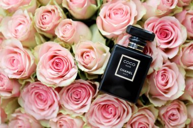 KHARKIV, UKRAINE - 2 Ocak 2021 Chanel 'in Coco Noir şişesi, 1910 yılında Paris' te Coco Chanel tarafından kurulan bir Fransız lüks moda evi.