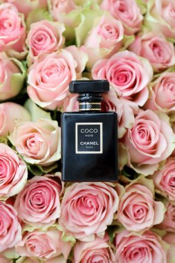 KHARKIV, UKRAINE - 2 Ocak 2021 Chanel 'in Coco Noir şişesi, 1910 yılında Paris' te Coco Chanel tarafından kurulan bir Fransız lüks moda evi.