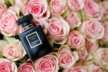 KHARKIV, UKRAINE - 2 Ocak 2021 Chanel 'in Coco Noir şişesi, 1910 yılında Paris' te Coco Chanel tarafından kurulan bir Fransız lüks moda evi.