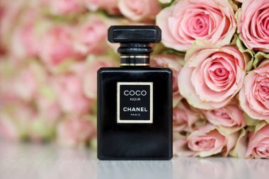 KHARKIV, UKRAINE - 2 Ocak 2021 Chanel 'in Coco Noir şişesi, 1910 yılında Paris' te Coco Chanel tarafından kurulan bir Fransız lüks moda evi.