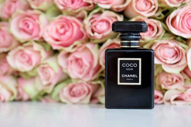 KHARKIV, UKRAINE - 2 Ocak 2021 Chanel 'in Coco Noir şişesi, 1910 yılında Paris' te Coco Chanel tarafından kurulan bir Fransız lüks moda evi.
