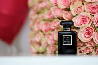 KHARKIV, UKRAINE - 2 Ocak 2021 Chanel 'in Coco Noir şişesi, 1910 yılında Paris' te Coco Chanel tarafından kurulan bir Fransız lüks moda evi.