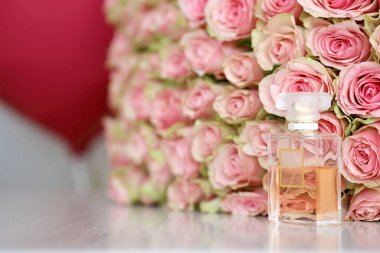 KHARKIV, UKRAINE - 2 HAZİRAN 2021 Coco Mademoiselle Şişe Chanel tarafından, 1910 yılında Paris 'te Coco Chanel tarafından kurulan bir Fransız lüks moda evi.