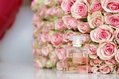 KHARKIV, UKRAINE - 2 HAZİRAN 2021 Coco Mademoiselle Şişe Chanel tarafından, 1910 yılında Paris 'te Coco Chanel tarafından kurulan bir Fransız lüks moda evi.