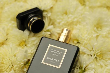 KHARKIV, UKRAINE - 2 Ocak 2021 Chanel 'in Coco Noir şişesi, 1910 yılında Paris' te Coco Chanel tarafından kurulan bir Fransız lüks moda evi.