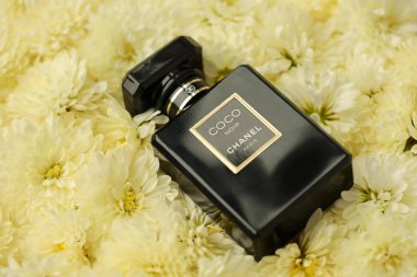KHARKIV, UKRAINE - 2 Ocak 2021 Chanel 'in Coco Noir şişesi, 1910 yılında Paris' te Coco Chanel tarafından kurulan bir Fransız lüks moda evi.