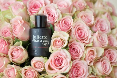 KHARKIV, UKRAINE - 2 Ocak 2021 Lady Vengeance parfümü şişesi Juliette 'in 2007' de Fransız parfümcü ve Ermeni asıllı işadamı Francis Kurkdjian tarafından bırakılan bir silahı vardır.