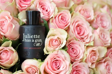 KHARKIV, UKRAINE - 2 Ocak 2021 Lady Vengeance parfümü şişesi Juliette 'in 2007' de Fransız parfümcü ve Ermeni asıllı işadamı Francis Kurkdjian tarafından bırakılan bir silahı vardır.