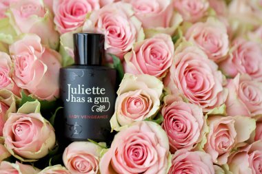 KHARKIV, UKRAINE - 2 Ocak 2021 Lady Vengeance parfümü şişesi Juliette 'in 2007' de Fransız parfümcü ve Ermeni asıllı işadamı Francis Kurkdjian tarafından bırakılan bir silahı vardır.