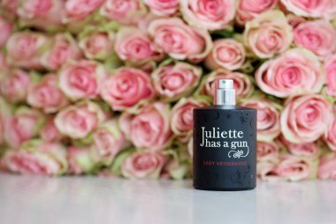 KHARKIV, UKRAINE - 2 Ocak 2021 Lady Vengeance parfümü şişesi Juliette 'in 2007' de Fransız parfümcü ve Ermeni asıllı işadamı Francis Kurkdjian tarafından bırakılan bir silahı vardır.