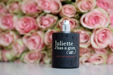 KHARKIV, UKRAINE - 2 Ocak 2021 Lady Vengeance parfümü şişesi Juliette 'in 2007' de Fransız parfümcü ve Ermeni asıllı işadamı Francis Kurkdjian tarafından bırakılan bir silahı vardır.