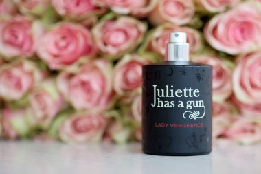 KHARKIV, UKRAINE - 2 Ocak 2021 Lady Vengeance parfümü şişesi Juliette 'in 2007' de Fransız parfümcü ve Ermeni asıllı işadamı Francis Kurkdjian tarafından bırakılan bir silahı vardır.