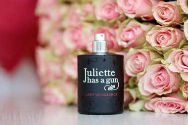 KHARKIV, UKRAINE - 2 Ocak 2021 Lady Vengeance parfümü şişesi Juliette 'in 2007' de Fransız parfümcü ve Ermeni asıllı işadamı Francis Kurkdjian tarafından bırakılan bir silahı vardır.