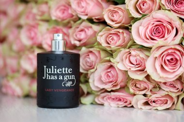 KHARKIV, UKRAINE - 2 Ocak 2021 Lady Vengeance parfümü şişesi Juliette 'in 2007' de Fransız parfümcü ve Ermeni asıllı işadamı Francis Kurkdjian tarafından bırakılan bir silahı vardır.