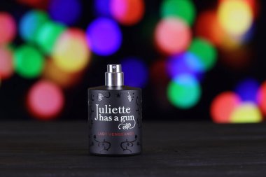 KHARKIV, UKRAINE - 2 Ocak 2021 Lady Vengeance parfümü şişesi Juliette 'in 2007' de Fransız parfümcü ve Ermeni asıllı işadamı Francis Kurkdjian tarafından bırakılan bir silahı vardır.