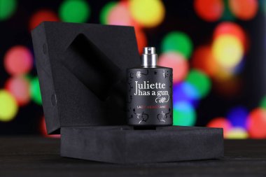 KHARKIV, UKRAINE - 2 Ocak 2021 Lady Vengeance parfümü şişesi Juliette 'in 2007' de Fransız parfümcü ve Ermeni asıllı işadamı Francis Kurkdjian tarafından bırakılan bir silahı vardır.