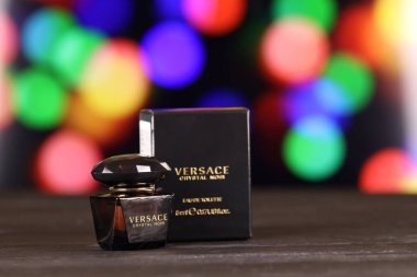 KHARKIV, UKRAINE - 2 Ocak 2021 Versace 'ın bir şişe Crystal Noir parfümü, Gianni Versace tarafından 1978 yılında kurulan İtalyan lüks moda şirketi.
