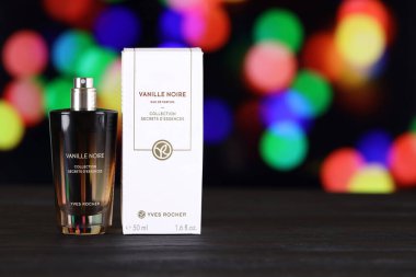 KHARKIV, UKRAINE - 2 Ocak 2021 Vanille Noire parfümü, Yves Rocher, Fransız bir cilt bakımı, kozmetik ve parfüm şirketi, 1965 yılında kuruldu.