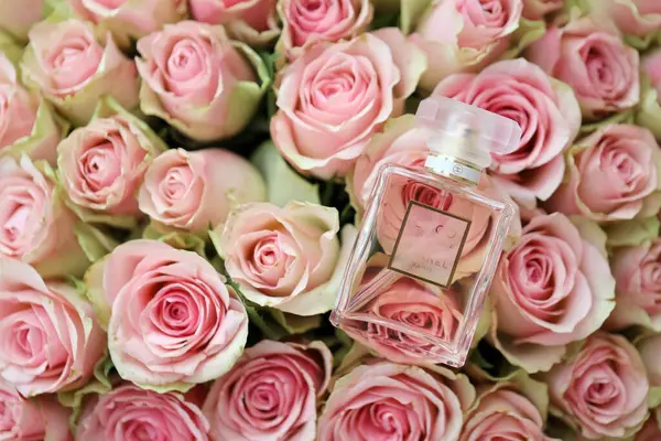 KHARKIV, UKRAINE - 2 HAZİRAN 2021 Coco Mademoiselle Şişe Chanel tarafından, 1910 yılında Paris 'te Coco Chanel tarafından kurulan bir Fransız lüks moda evi.