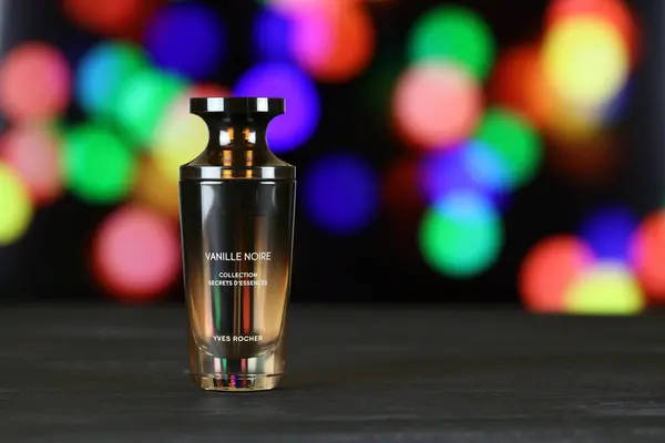 イギリスのKharkiv January 2021年 フランスのスキンケア 化粧品 香水会社Yves Rocherによるヴァニールノワール香水のボトル — ストック写真