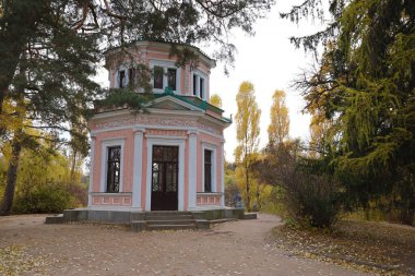 Sofiyivka Park, Uman, Ukrayna 'daki Anti-Kirke Adası' ndaki Pembe Pavyon manzarası güneşli sonbahar gününde.