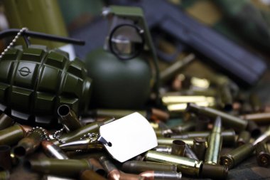 Kamuflaj arka planında farklı cephane ve el bombaları var. Savaşa hazırlanıyorum. Silah bulundurma.