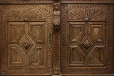 Süslü kapıları ve ahşap yüzeylerin retro renkleri olan eski moda gardırop mobilyaları.