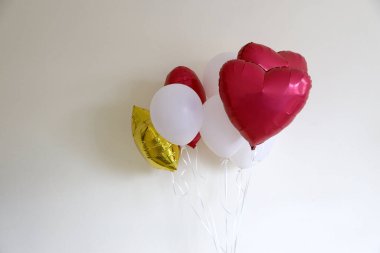 Kalp ve yıldız sevgililer günü için balon şekillendirdi açık kahverengi pastel arka planda yakın plan