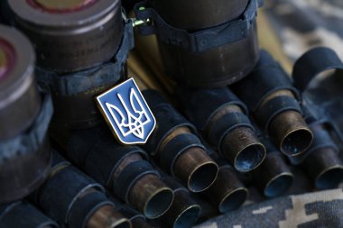 Makineli tüfek kemerindeki Ukrayna sembolü Ukrayna 'nın pikselli askeri kamuflajında yatıyor.