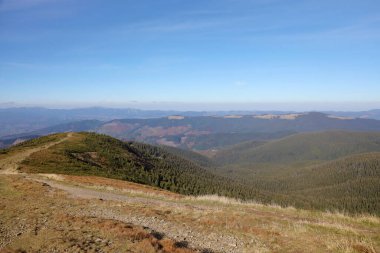 Ukrayna Karpatlarının gökyüzü ve bulutların arka planında asılı duran Hoverla Dağı manzarası