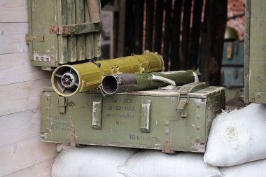 Ordu, roket atar, tanksavar bombası atar. Savaş ganimeti. Askeri ağır silahlar. Anti-tank el bombası atıcıları