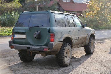 Çamur yolu olan bir kırsal alanda otomobil. Off-road 4x4 SUV otomobil çamurlu yol alanında sürdükten sonra ditry body ile