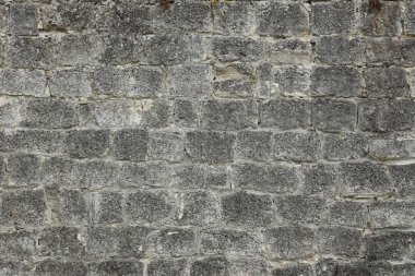 18. yüzyılın kalesinden ya da kalesinden çok eski tuğla bir duvar. Eski, kirli ve çatlak tuğlalarla dolu tam çerçeve duvar.