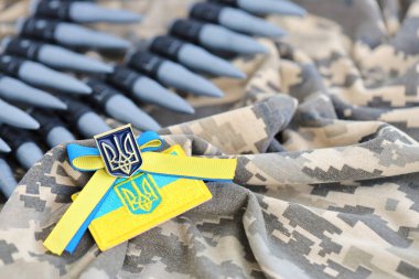 Ukrayna sembolü ve bir Ukraynalı askerin kamuflaj üniformasında makineli tüfek kemeri. Ukrayna 'daki savaş kavramı, vatanseverlik ve ülkenizi Rus işgalcilerden korumak.