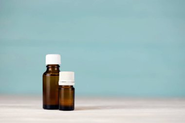 Güzellik bakımı için iki doğal yağ. Çivi, tırnak yağı ve cam şişedeki vücut yağı.