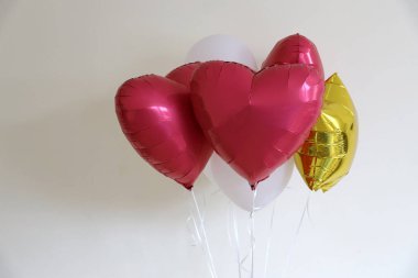 Kalp ve yıldız sevgililer günü için balon şekillendirdi açık kahverengi pastel arka planda yakın plan