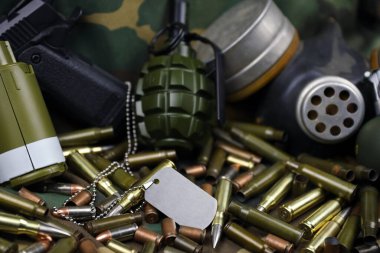 Kamuflaj arka planında farklı cephane ve el bombaları var. Savaşa hazırlanıyorum. Silah bulundurma.