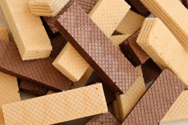 Lezzetli çikolatalı gofretler yığılmış. Klasik küçük waffle 'ların iki farklı çeşidi.