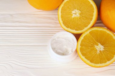 Turunçgil özlü krema. Seçici odaklanma. Spa günü, limon ve portakal özlü tazelik kremi konsepti.