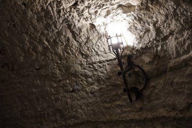 Bir taş duvar, vintage nesneler ve arka plan asılı ışıklı ortaçağ kale meşale