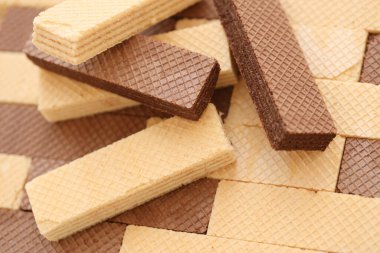 Lezzetli çikolatalı gofretler yığılmış. Klasik küçük waffle 'ların iki farklı çeşidi.