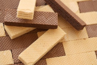 Lezzetli çikolatalı gofretler yığılmış. Klasik küçük waffle 'ların iki farklı çeşidi.