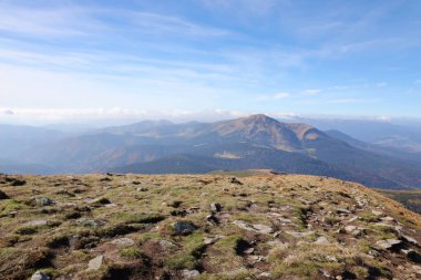 Ukrayna Karpatlarının gökyüzü ve bulutların arka planında asılı duran Hoverla Dağı manzarası