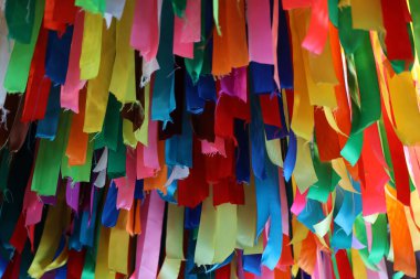 Renkli kurdeleler rüzgarda dalgalanıyor. soyut çok renkli arkaplan