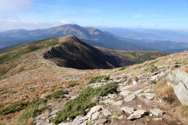 Ukrayna Karpatlarının gökyüzü ve bulutların arka planında asılı duran Hoverla Dağı manzarası