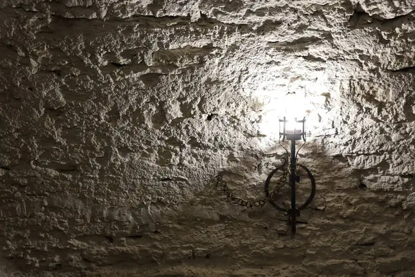 Подсвеченный Факел Средневекового Замка Висящий Каменной Стене Старинные Предметы Фон — стоковое фото