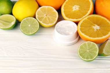 Turunçgil özlü krema. Seçici odaklanma. Spa günü, limon ve portakal özlü tazelik kremi konsepti.