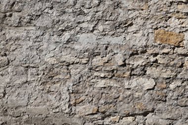 18. yüzyılın kalesinden ya da kalesinden çok eski tuğla bir duvar. Eski, kirli ve çatlak tuğlalarla dolu tam çerçeve duvar.